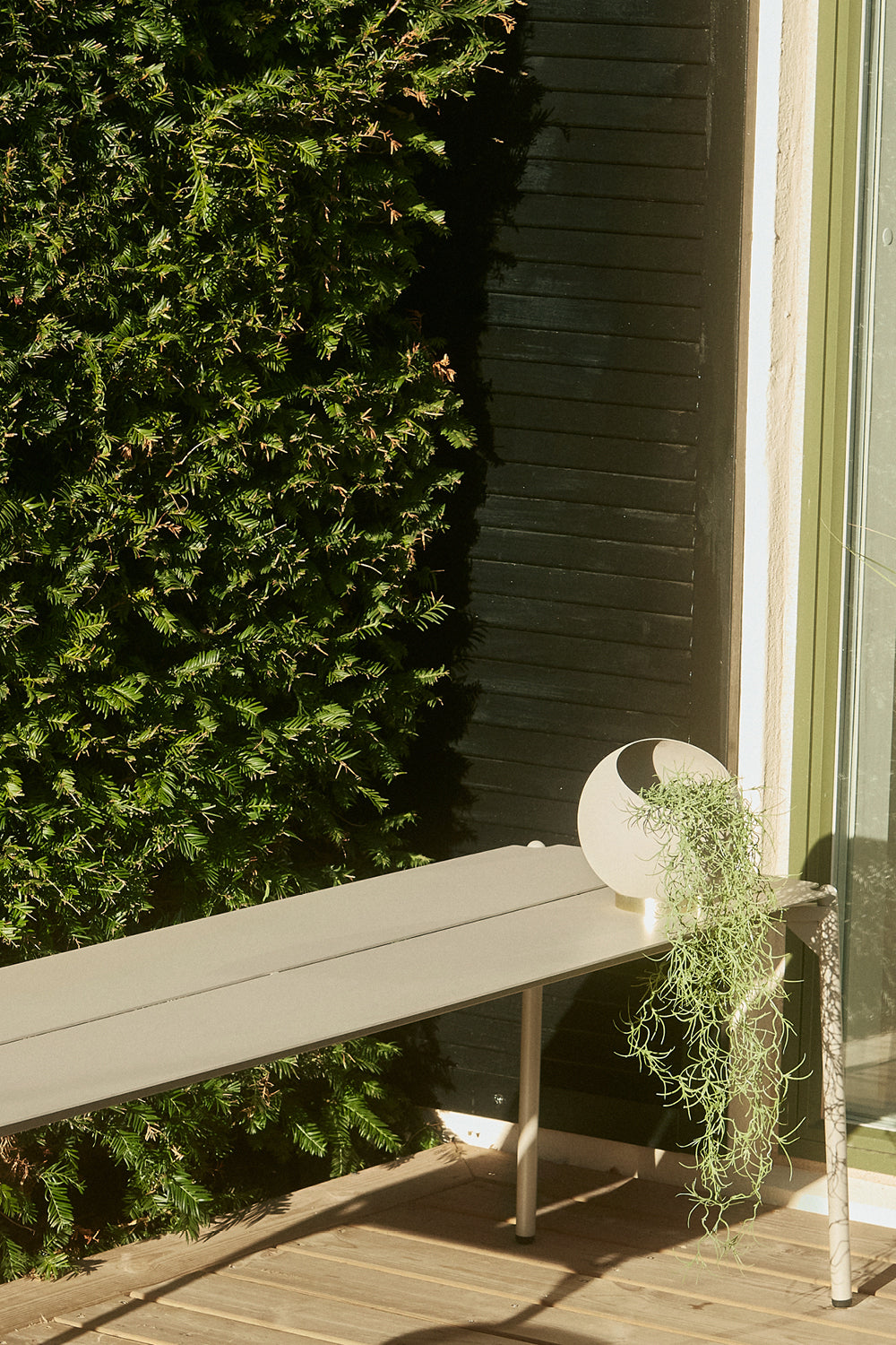 AYTM NOVO Bänk, Svart med Guld Detaljer