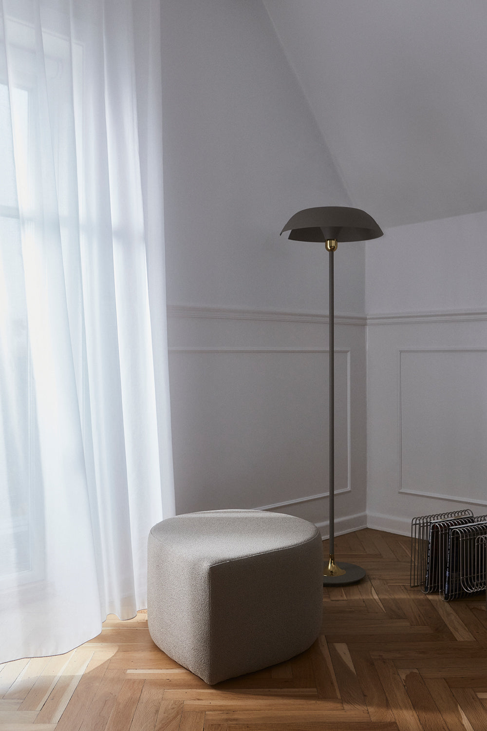 AYTM CYCNUS Golv Lampa, Svart