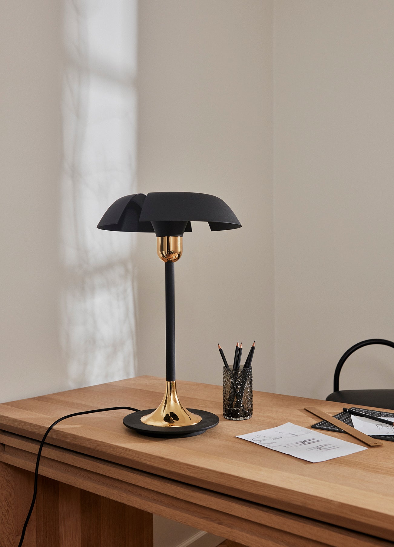 AYTM CYCNUS Bords Lampa, Svart