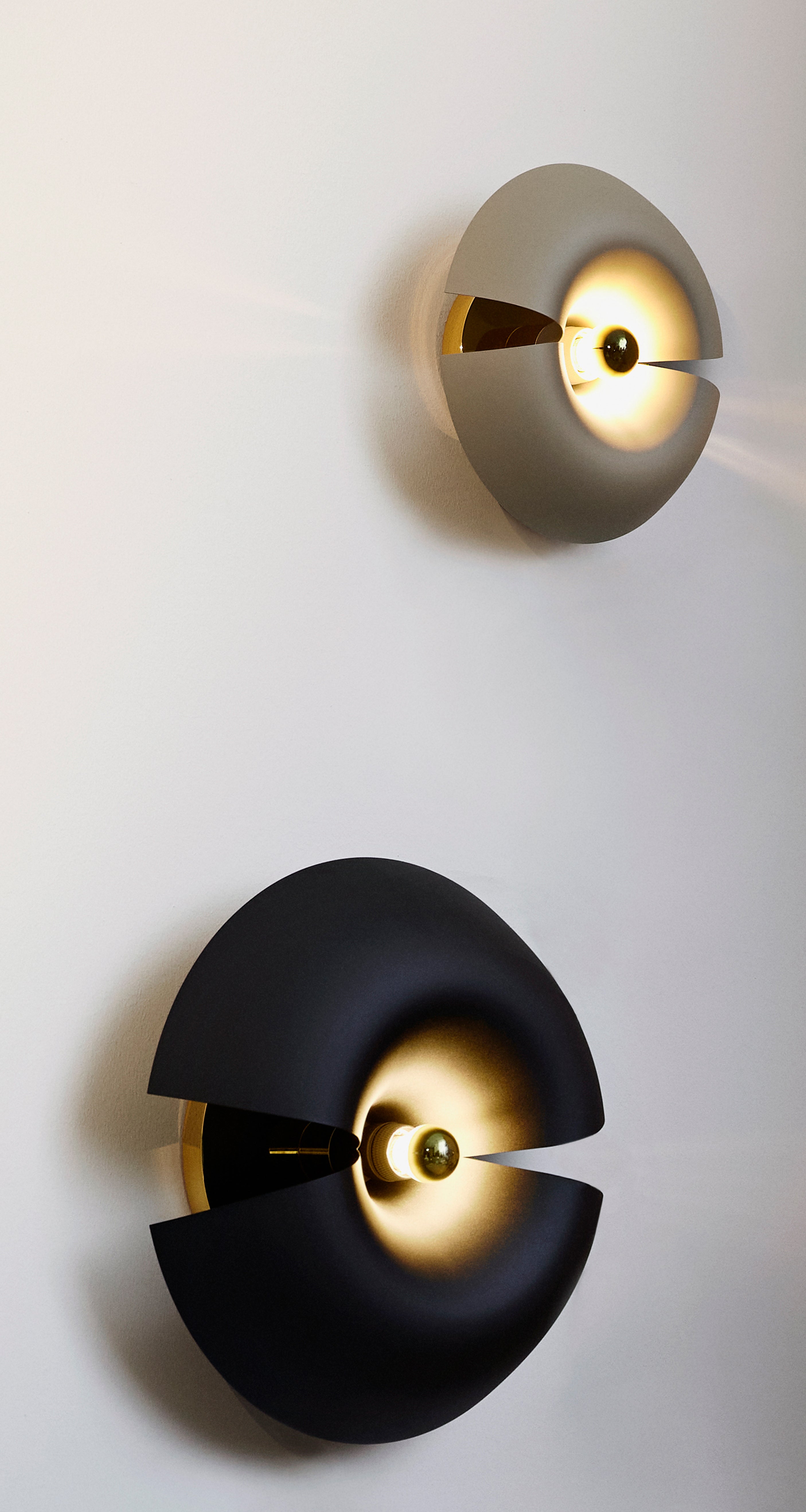 AYTM CYCNYS Vägg Lampa, Svart