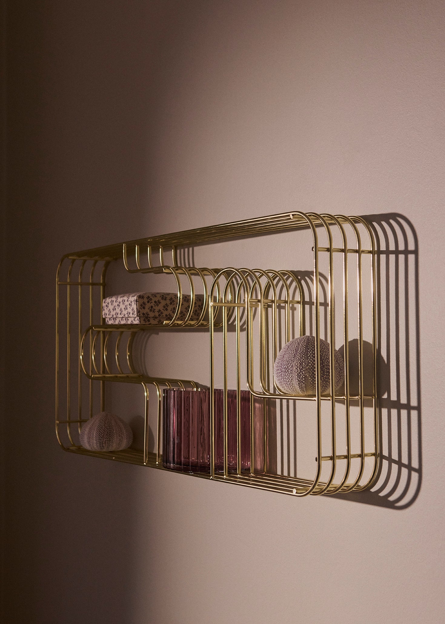 AYTM CURVA Vägg Hylla, Grå Brun