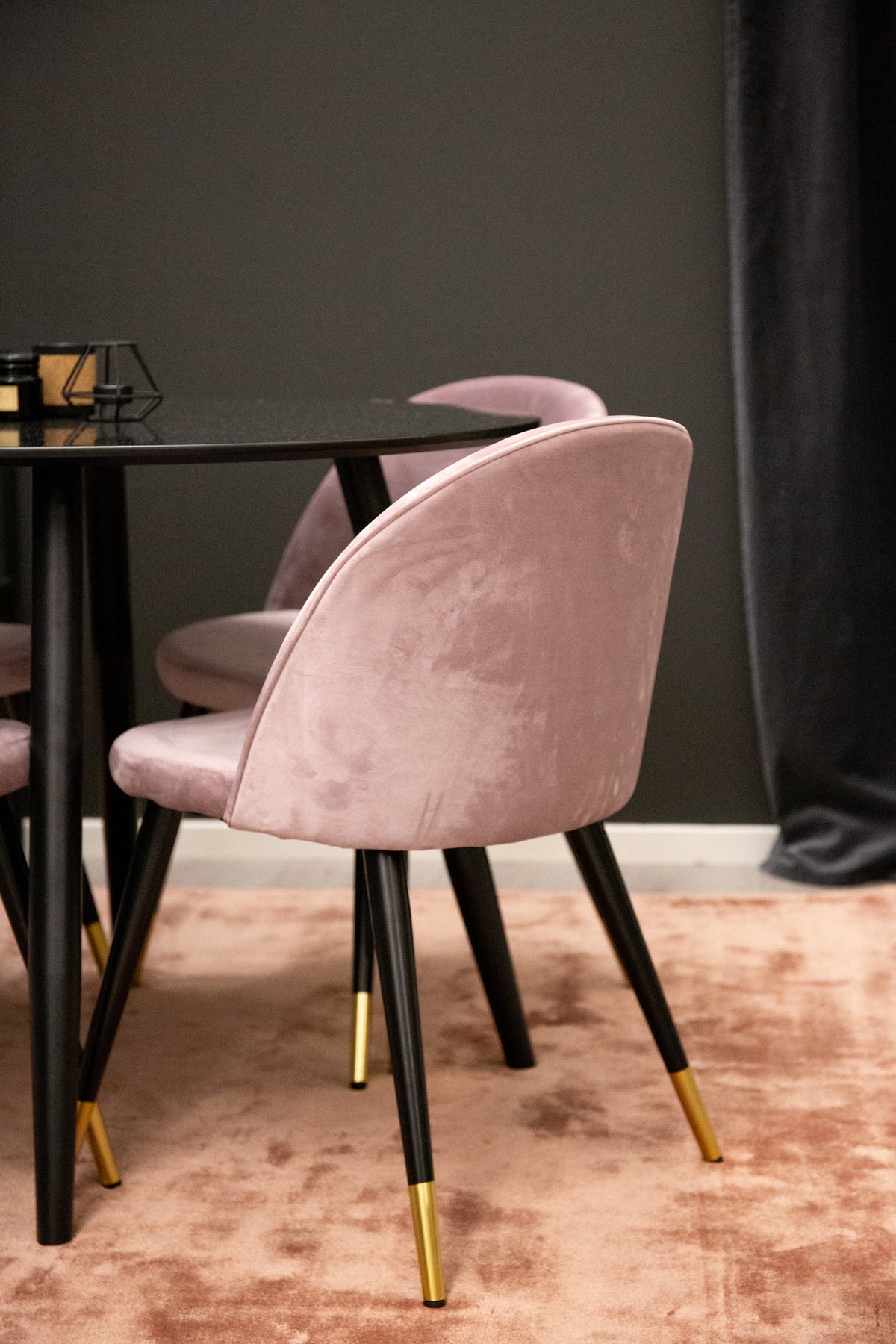 Venture Design Velvet & Plaza Matstolar 2-pack Gammelrosa + Runda Matbord ⌀100 Svart
